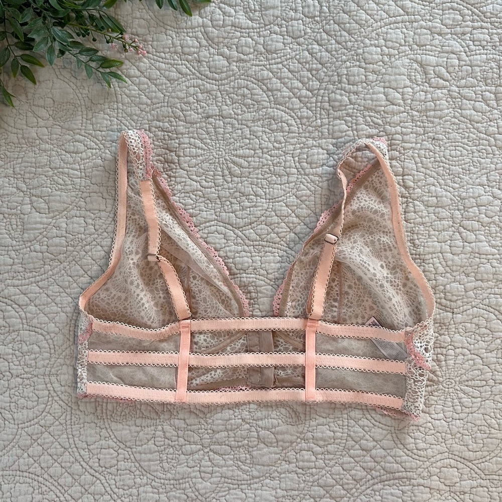 Victoria’s Secret: Double Lined White Front Clasp Lace Bralette Size Large - Picture 3 of 9